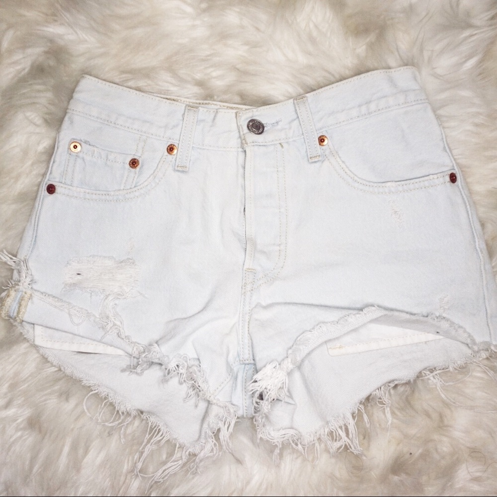 Levi’s distressed shorts 🤍